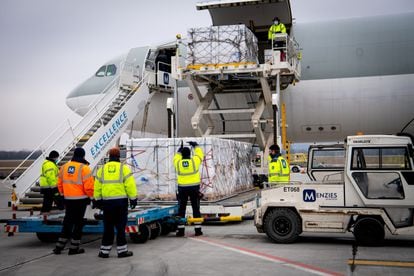 Un cargamento de vacunas de Sinopharm llega al aeropuerto de Budapest el 16 de febrero. 