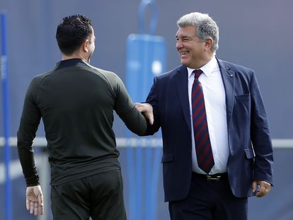 El presidente del FC Barcelona, Joan Laporta (a la derecha) saluda al entrenador del equipo, Xavi Hernández, este lunes.