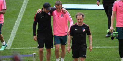 Simeone y Griezmann se abrazan tras terminar el entrenamiento en el Wanda.