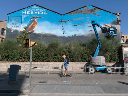 El grafitero Roc Blackblock pinta un mural en apoyo a la manifestación del domingo en contra de la ampliación del aeropuerto de El Prat.