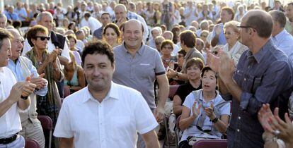 Andoni Ortuzar camina este viernes sonriente entre decenas de simpatizantes del PNV antes de ofrecer un mitin en Zarautz. 