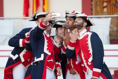 Varios guardias reales se hacen un selfi antes del Desfile de las Fuerzas Armadas en Madrid, en octubre de 2014. 
