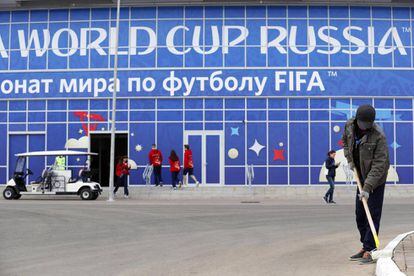 Saransk (Russian Federation), 14/06/2018.- A worker makes final adjustments in front of the Mordovia Arena in Saransk, Russia, 14 June 2018. Peru will face Denmark in their FIFA World Cup 2018 group C soccer match on 16 June 2018 in Saransk. (Dinamarca, Mundial de Fútbol, Rusia) EFE/EPA/RUNGROJ YONGRIT