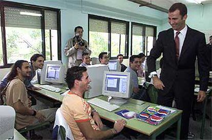 El Príncipe, ayer, saluda a alumnos de un centro educativo en el barrio de las Tres Mil Viviendas de Sevilla.