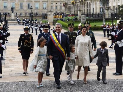 Iván Duque, el nuevo presidente de Colombia, camina junto a su familia en la plaza Bolívar de Bogotá el pasado día 7. 