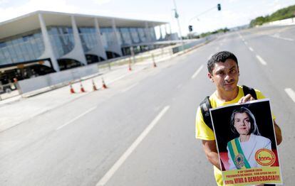Un hombre muestra una fotografía de la presidente del Tribunal Supremo de Brasil, Carmen Lucía, para apoyarla como posible candidata a la presidencia de Brasil.