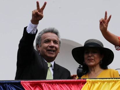 Lenín Moreno con su esposa, Rocío González, ayer en Quito.