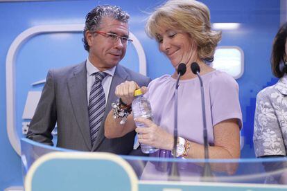 Esperanza Aguirre durante la rueda de prensa tras la reunión del Comité de Dirección del PP de Madrid, junto a Francisco Granados.