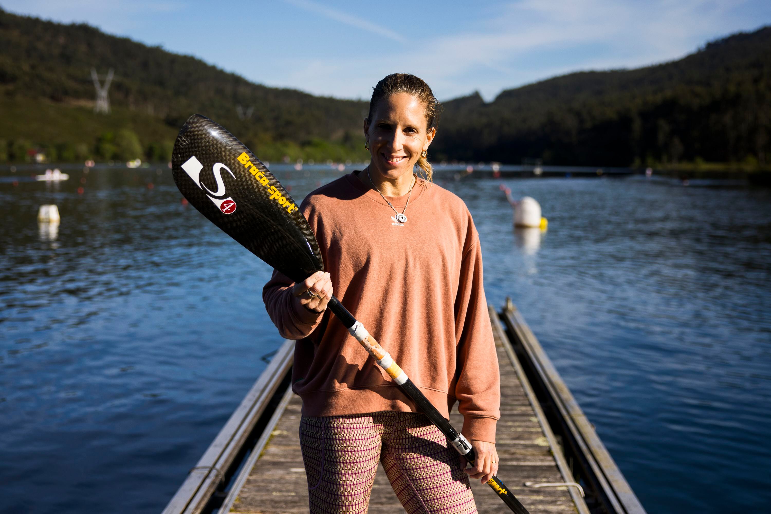 Teresa Portela, el pasado viernes en el pantalán del embalse de Pontillón de Castro, en Verducido, una parroquia de Pontevedra.