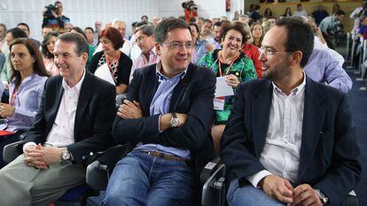 De izquierda a derecha, Abel Caballero, Óscar López y Antonio Hernando durante un comité federal del PSOE.
