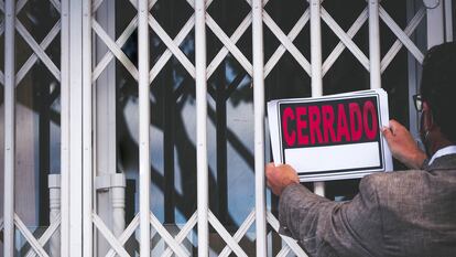 Un negocio cuelga el cartel de cierre en Madrid.