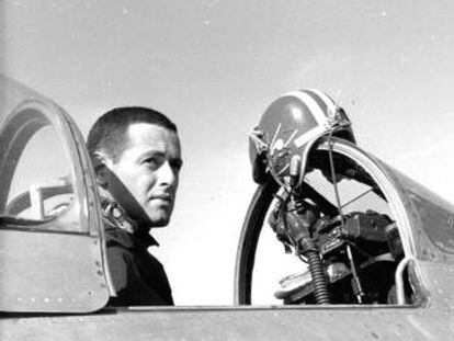 James Salter, durante su &eacute;poca de piloto militar.