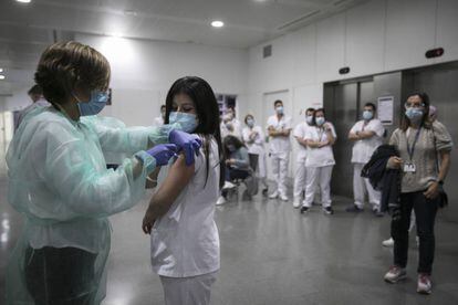 Vacunació del personal de l'Hospital de Sant Pau.