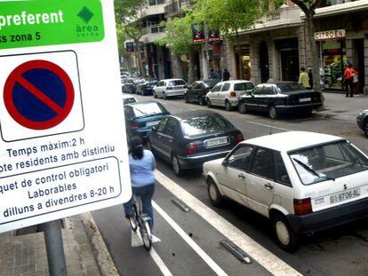 Una calle del Eixample barcelon&eacute;s con &aacute;rea verde. 