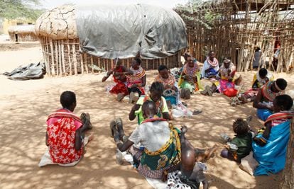 Las residentes en Umoja fabrican abalorios con cuentas de colores, que luego venden a turistas en un camping cercano. 