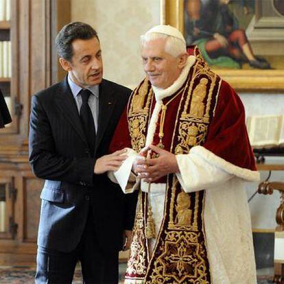 Nicolas Sarkozy conversa con el papa Benedicto XVI en el Vaticano el pasado diciembre.