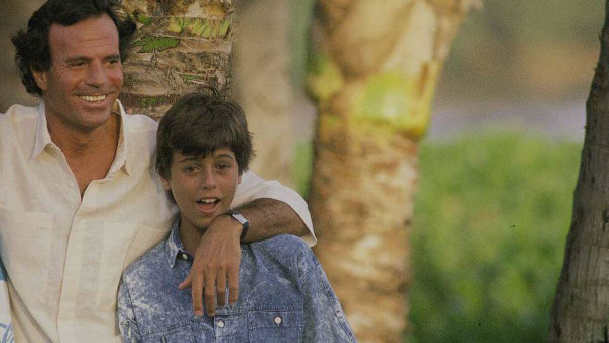 Julio y Enrique Iglesias: la convulsa relación padre-hijo que el mundo es  incapaz de comprender | ICON | EL PAÍS