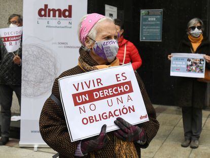 Concentración a favor de la ley de eutanasia, este 18 de marzo en León.