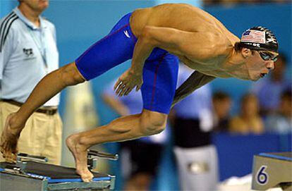 Micheal Phelps se tira a la piscina en la final de los 400 metros estilos.