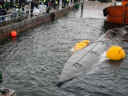 El narcosubmarino hundido en Galicia es remolcado a puerto para su inspección