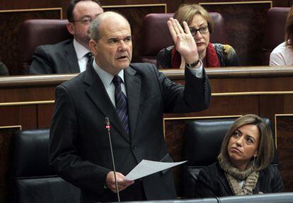 El vicepresidente tercero, Manuel Chaves, durante una de sus intervenciones en la sesión de control al Gobierno en el pleno del Congreso, junto a la ministra de Defensa, Carme Chacón.