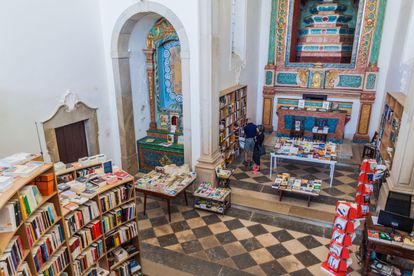 Interior de la ‘Livraria de Santiago’, una tienda de libros ubicada en el interior de la iglesia homónima en Óbidos. 