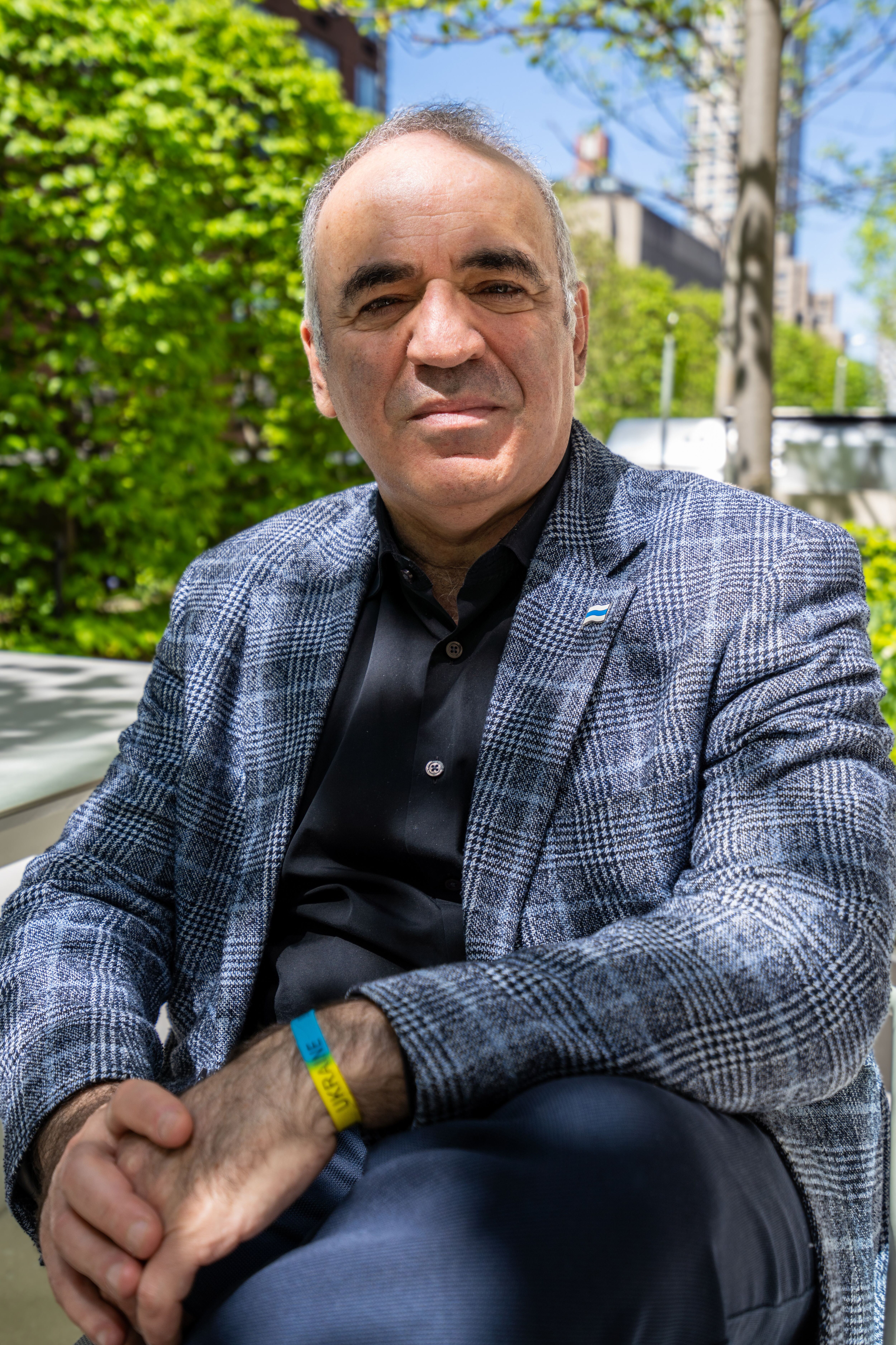Gari Kasparov, posa tras la entrevista. 