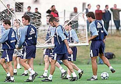 Sergi, Sergio, Guardiola y Nadal, entre otros transportan una portería en el entrenamiento de ayer.