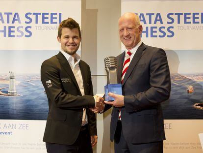 Magnus Carlsen recibe de un directivo del patrocinador el premio al vencedor del torneo de Wijk aan Zee (Holanda)