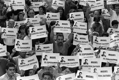 Manifestaci&oacute;n en Ermua, el 11 de julio de 1997, para reclamar la liberaci&oacute;n de Miguel &Aacute;ngel Blanco.