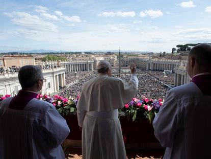 El papa Francisco, durante la bendición Urbi et Orbi ante fieles en la plaza de San Pedro, este domingo en el Vaticano.