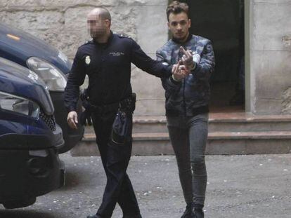 FOTO: El acusado, a su salida del Palacio de Justicia de Alicante./ VÍDEO: El vídeo de la agresión.