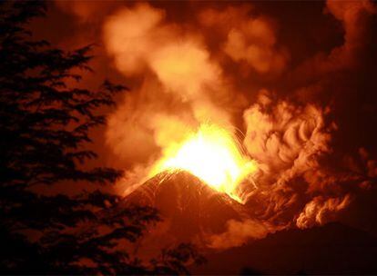 La actividad del volcán Llaima ha obligado a las fuerzas de seguridad chilena a trasladar a casi 70 evacuados