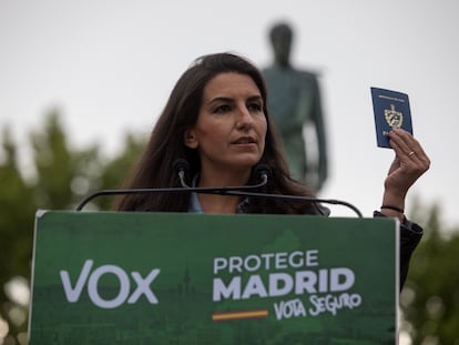 Rocío Monasterio, candidata de Vox, muestra su pasaporte cubano en un mitin el pasado miércoles en Valdemoro (Madrid).