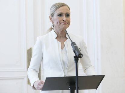 La entonces presidenta de la Comunidad de Madrid, Cristina Cifuentes, comparece en rueda de prensa para anunciar su dimisión, en abril de 2018.