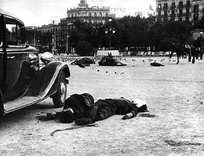 Muertos, en la plaza de Cataluña de Barcelona en 1936.