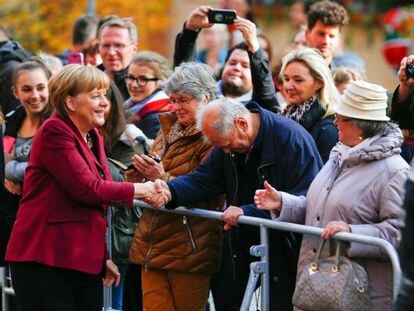 Angela Merkel saluda a unos ciudadanos a su llegada a un acto ayer en N&uacute;remberg. 