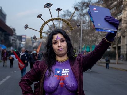Una mujer vestida como la Constitución se manifiesta a favor de la aprobación del texto, el 2 de septiembre en Santiago.