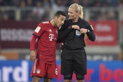 Steinhaus dialoga con Thiago durante el Augsburgo-Bayern de la Bundesliga.