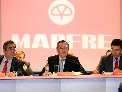 El presidente de Mapfre, José Manuel Martínez, en el centro, durante la junta de accionistas.