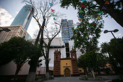 The Mítikah tower stands behind the small Xoco church, which dates back to the 17th century.
