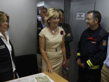 Esperanza Aguirre visita el centro de operaciones en Valdemaqueda.