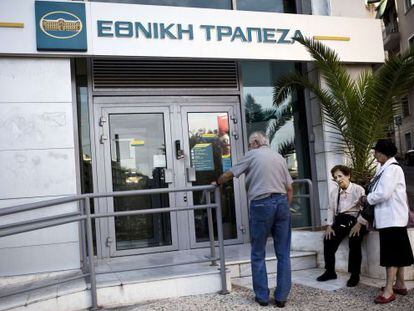 Diversos pensionistes en un caixer avui a Atenes.