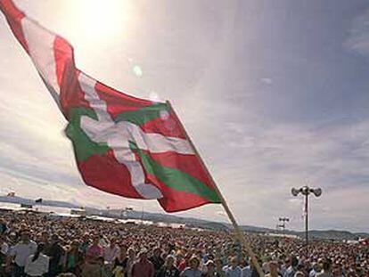 Militantes del PNV enarbolan para la prensa gráfica una bandera gigante de Euskadi  en el Alderdi Eguna (Día del Partido) del año 2002.