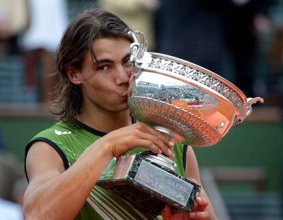 Nadal posa con el trofeo de campeón de Roland Garros en 2005.