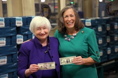 Janet Yellen, secretaria del Tesoro (a la izquierda) y Lynn Malerba, tesorera de Estados Unidos, posan con los primeros billetes que llevan sus firmas.
