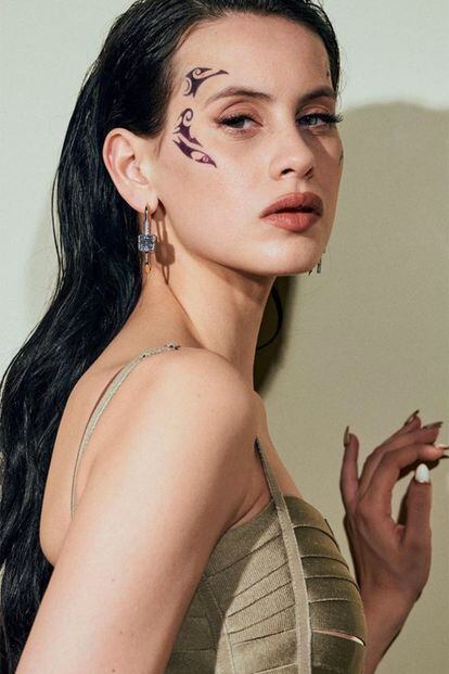 Milena Smit lució uno de los maquillajes más originales y diferentes de la noche: un tribal pintado en el rostro obra de la maquilladora Rebeca Trillo-Figueroa para Chanel.