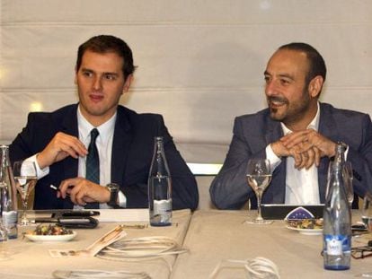 El l&iacute;der de Ciutadans, Albert Rivera, y el n&uacute;mero 2, Jordi Ca&ntilde;as, durante la reuni&oacute;n de la ejecutiva celebrada esta ma&ntilde;ana en Barcelona.