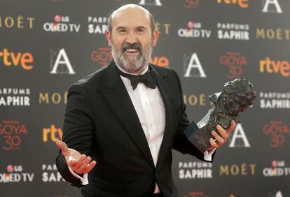 Javier Cámara posa para la prensa con la estatuilla por mejor Actor de Reparto. 