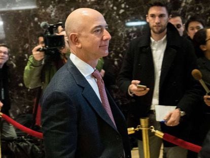 El fundador de Amazon, Jeff Bezos, a su salida de la torre Trump, este martes en Nueva York (EE UU).